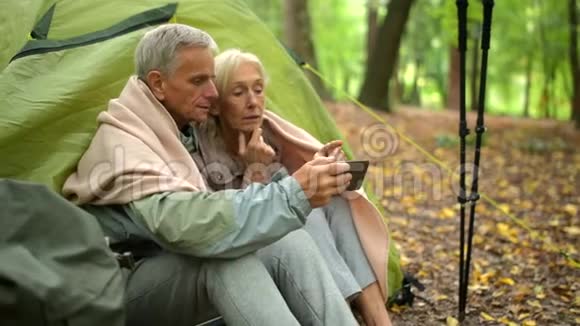 一对老夫妇在帐篷里休息视频的预览图