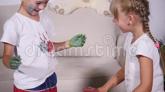 两个小朋友互相涂油漆视频的预览图
