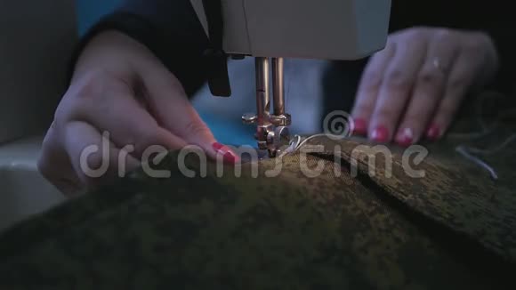 缝在缝纫机缝上一件漂亮的绿色连衣裙慢动作1920x1080视频的预览图