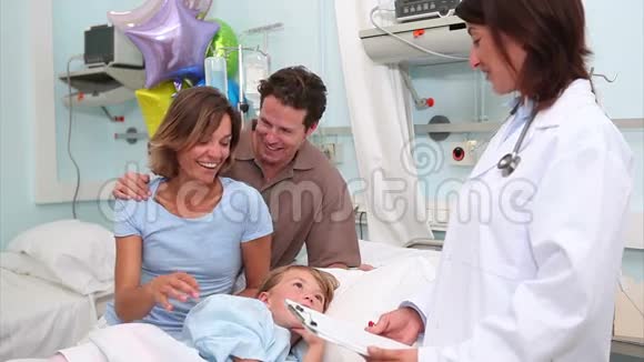 在医生旁边微笑的父母视频的预览图