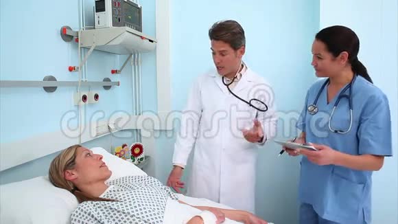 医生在护士旁边给病人做了手术视频的预览图