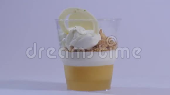 甜甜点在玻璃与饼干鲜奶油在白色背景新鲜甜点加奶油和蜂蜜视频的预览图