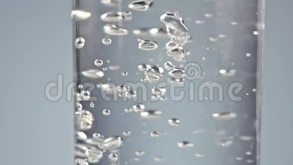一些水掉进玻璃杯里视频的预览图