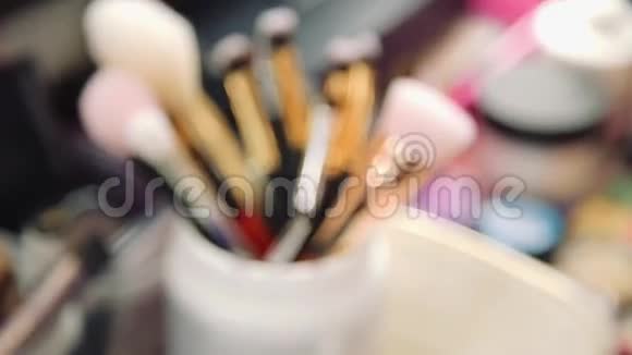 一套化妆刷化妆刷在桌子上用其他配件化妆视频的预览图