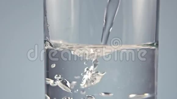 一些水掉进玻璃杯里视频的预览图