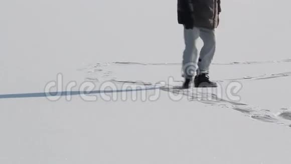 在冰冻的湖面上行走视频的预览图