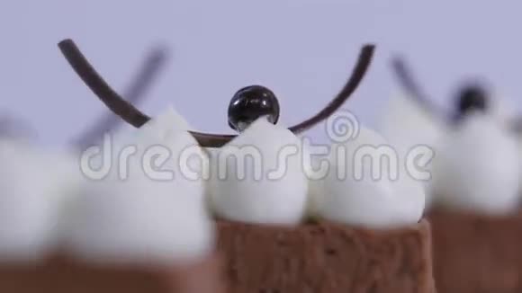 一块巧克力蛋糕放在白色盘子里上面有鲜奶油加鲜奶油的甜点巧克力慕斯视频的预览图