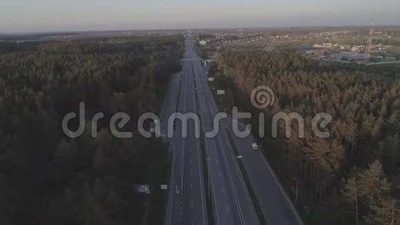 在高速公路上驾车穿过乡村的空中景色视频的预览图