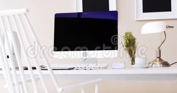 电脑台灯和桌上的茶杯视频的预览图
