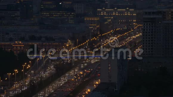 城市街道上的交通非常拥挤晚上的时候宽阔的马路从高楼上看一条路走视频的预览图