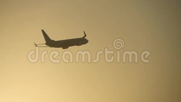 日落时分客机飞过天空日出背景下飞机起飞飞机在日出时过境视频的预览图