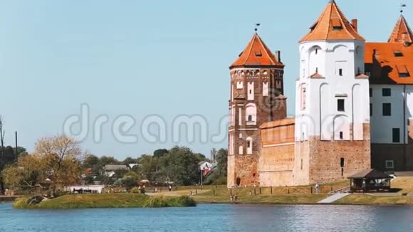 米尔白俄罗斯从湖边观赏米尔城堡建筑群的风景封建制度的建筑组合古代文化视频的预览图