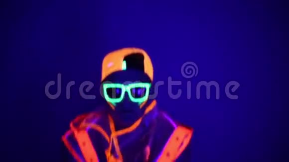 穿着霓虹灯服跳舞的家伙视频的预览图