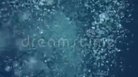 印度尼西亚水下反射光线的上升气泡视频的预览图