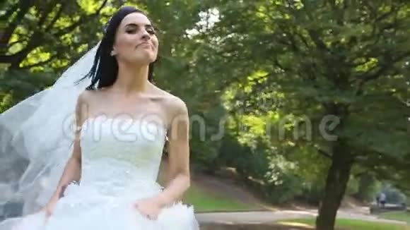 自然森林爱情观背景中的美丽新娘视频的预览图