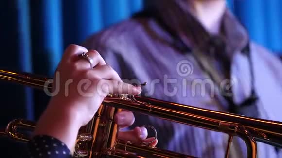 小号演奏者小号手演奏铜管乐器视频的预览图
