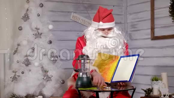 圣诞老人用魔法书表演焦点视频的预览图