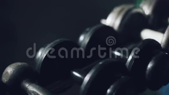 运动员接受哑铃训练健身房里的哑铃视频的预览图
