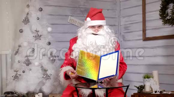 圣诞老人用魔法书表演焦点视频的预览图