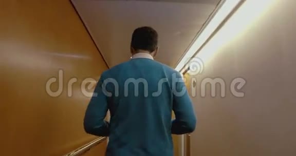 男人沿着酒店的走廊走回到视频的预览图
