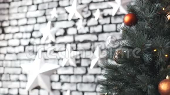 以星星为背景的圣诞树视频的预览图