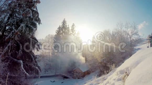 冬季木材中的木制小屋视频的预览图