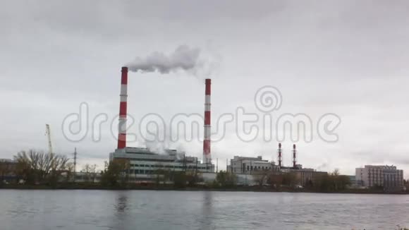 工业景观河流上空的火力发电厂管烟视频的预览图