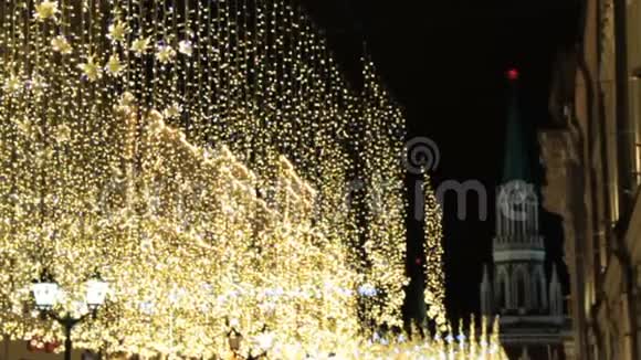 俄罗斯莫斯科2017年12月21日街道装饰圣诞节和新年庆祝装饰灯泡视频的预览图