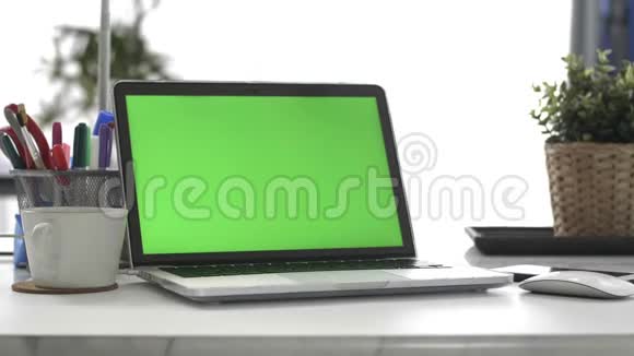 在家工作的办公桌上有笔记本电脑绿色屏幕视频的预览图