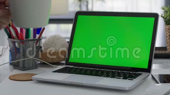 在家工作的办公桌上有笔记本电脑绿色屏幕视频的预览图