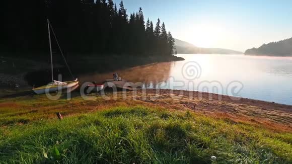 夏天的早晨在一个美丽的湖里视频的预览图