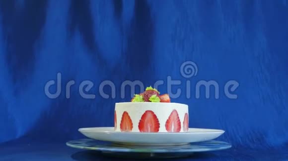 深蓝色背景上的草莓蛋糕有草莓和奶油的漂亮蛋糕视频的预览图