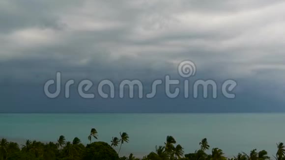 阴沉沉的天空碧绿色的海面上乌云密布海洋地平线上的飓风生动的空中延时视频的预览图