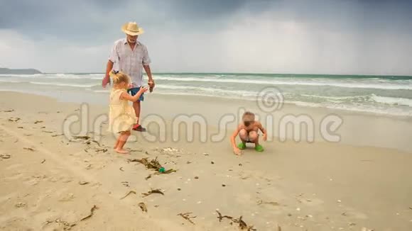 爷爷来到湿漉漉的沙滩上冲浪视频的预览图