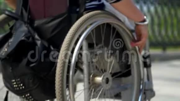 他轮椅上的女性手轮特写视频的预览图