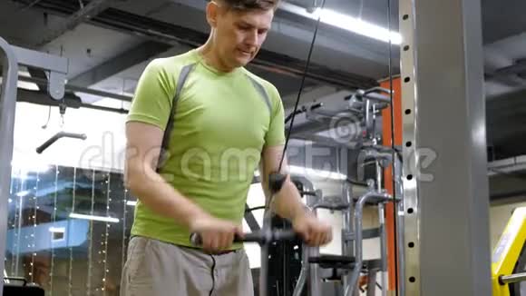 在健身房做三头肌锻炼的男人视频的预览图