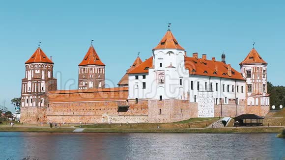 米尔白俄罗斯从湖边观赏米尔城堡建筑群的风景封建制度的建筑组合古代文化视频的预览图