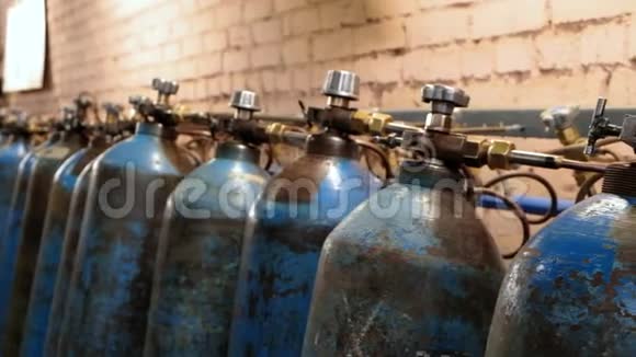 带有压缩气体的氧气瓶工业用蓝色氧气罐液化氧气生产工厂视频的预览图