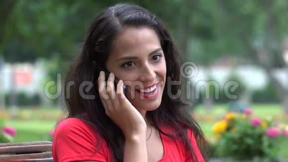 幸福的女人在手机上说话视频的预览图