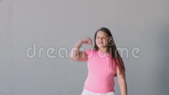 少女在灰色背景下跳舞街头舞蹈视频的预览图