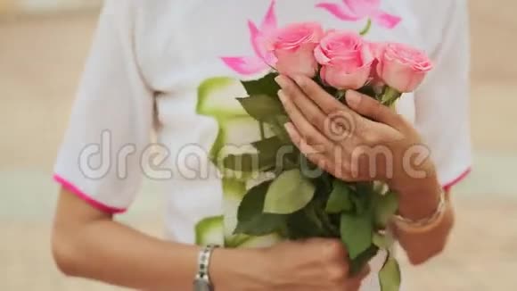 越南女孩捧着一束粉红色玫瑰视频的预览图