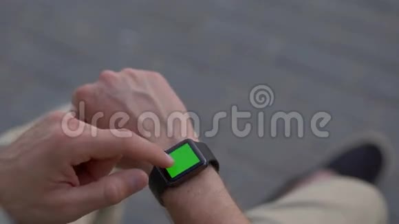 男人用手势表示现代智能手表带有绿色屏幕色度关键内容视频的预览图
