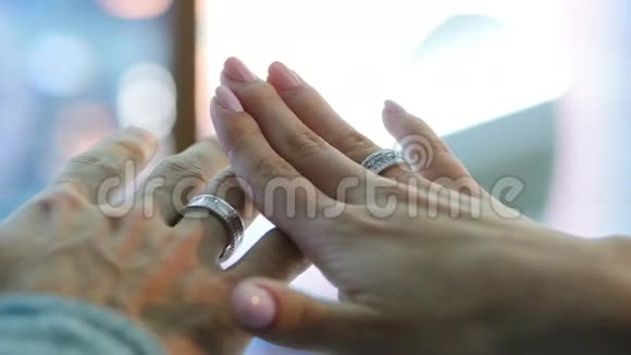 年轻漂亮的夫妇在珠宝店挑选结婚戒指视频的预览图