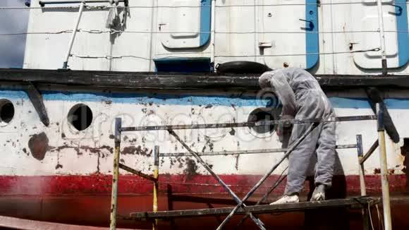 船厂内河船舶修理过程中工人撕下油漆视频的预览图