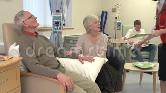 老年夫妇在化疗期间与女性医生谈话视频的预览图