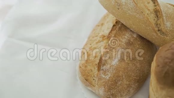 在4K的白色背景下将小麦面包封闭起来视频的预览图