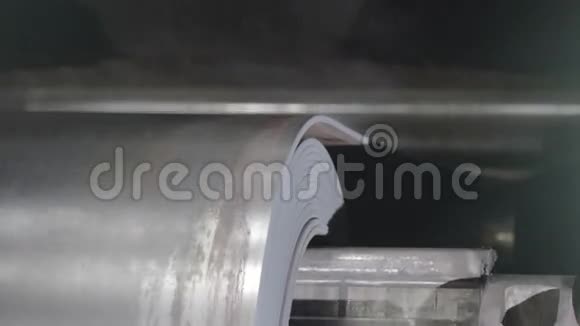 金属胶带正在滚动机特写上移动轧板轧机视频的预览图