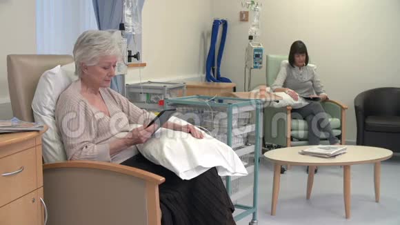 老年女性化疗病人护士检查视频的预览图