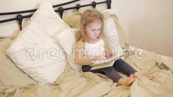 小女孩在玩平板电脑视频的预览图