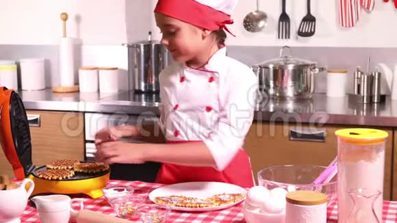 小女孩在家厨房里做华夫饼视频的预览图